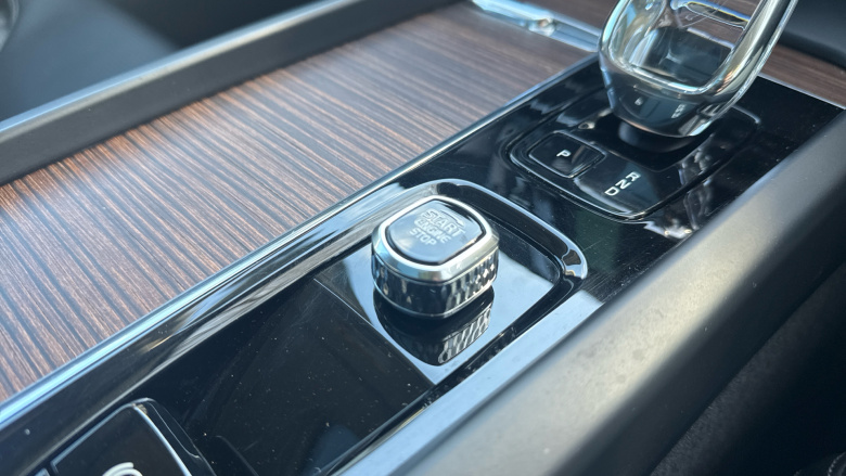 Volvo XC60 2.0 T8 [455] RC PHEV Ultimate Dark 5dr AWD Gtron Estate